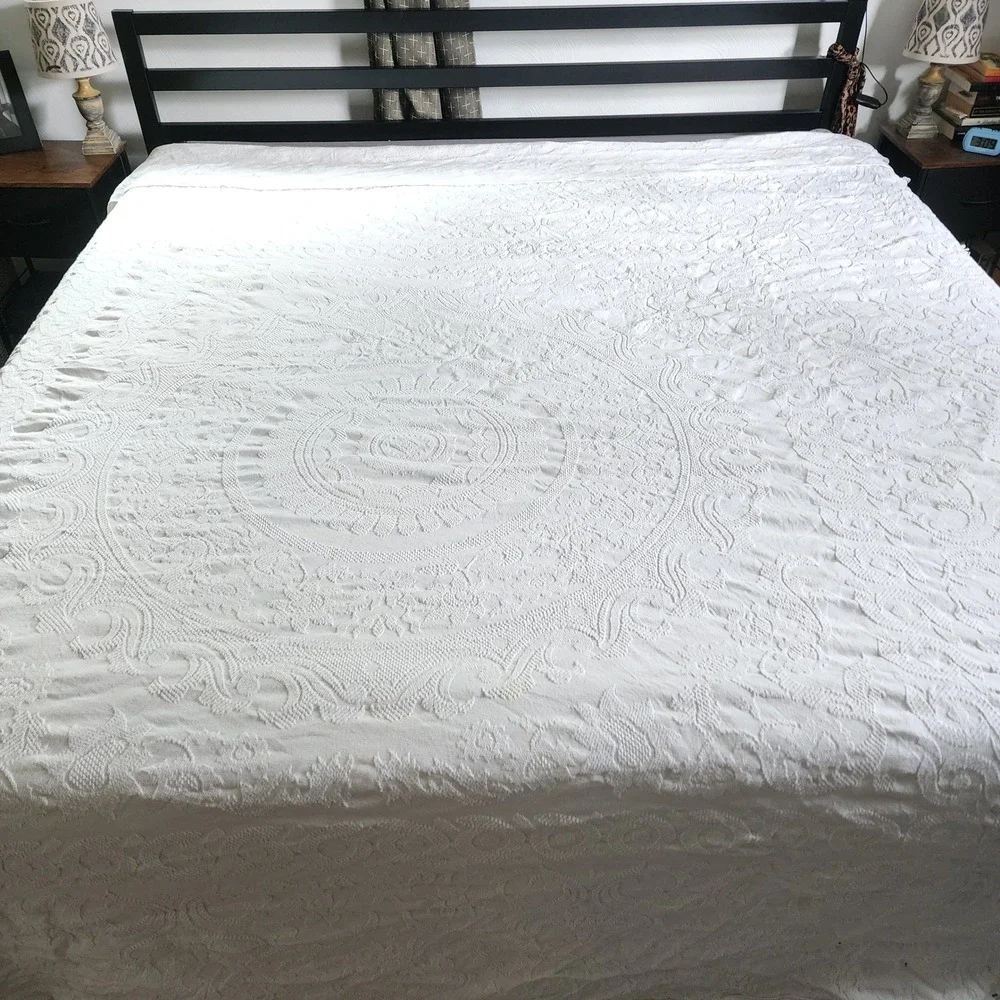 Queen Victoria White Cotton Fringe Matelasse Medallion Bedspread Full